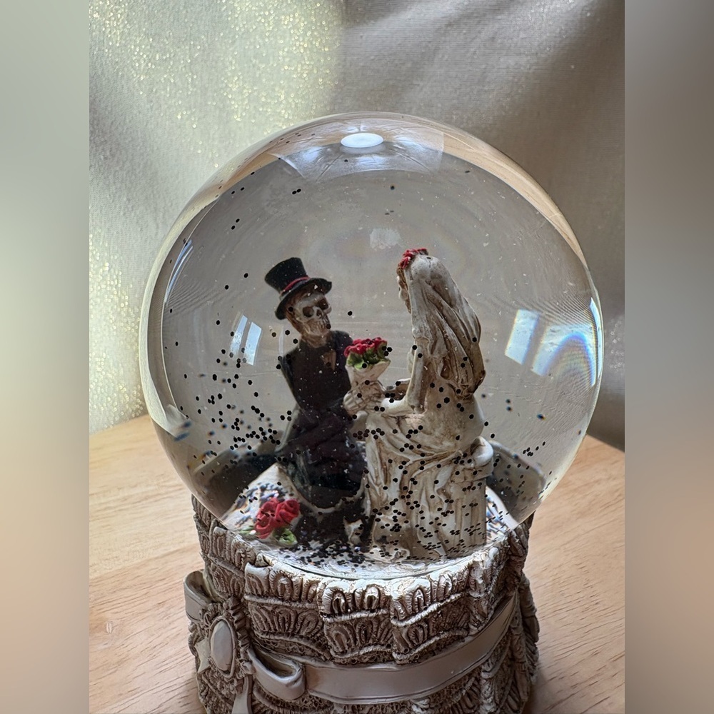 Skeleton Musical Halloween Globe with Skeleton Couple Getting Married - Picture 8 of 9